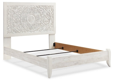 Cama Queen con paneles Paxberry, cómoda, dos cómodas y dos mesitas de noche