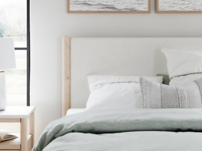Cama Queen Cadmori con paneles tapizados, cómoda y mesita de noche