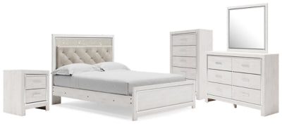 Cama Queen Altyra con paneles tapizados, tocador, espejo, cómoda y mesita de noche