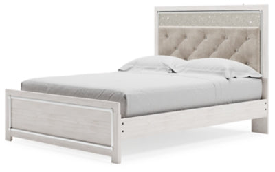 Cama Queen Altyra con paneles tapizados, tocador, espejo, cómoda y mesita de noche
