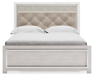 Cama Queen Altyra con paneles tapizados, tocador, espejo, cómoda y mesita de noche