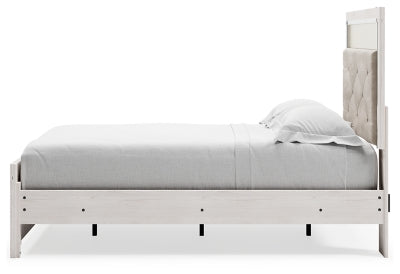 Cama Altyra con paneles tapizados, cómoda y mesita de noche