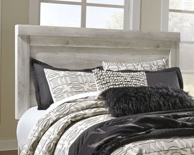 Cama Queen Bellaby con paneles, tocador, espejo, cómoda y dos mesitas de noche