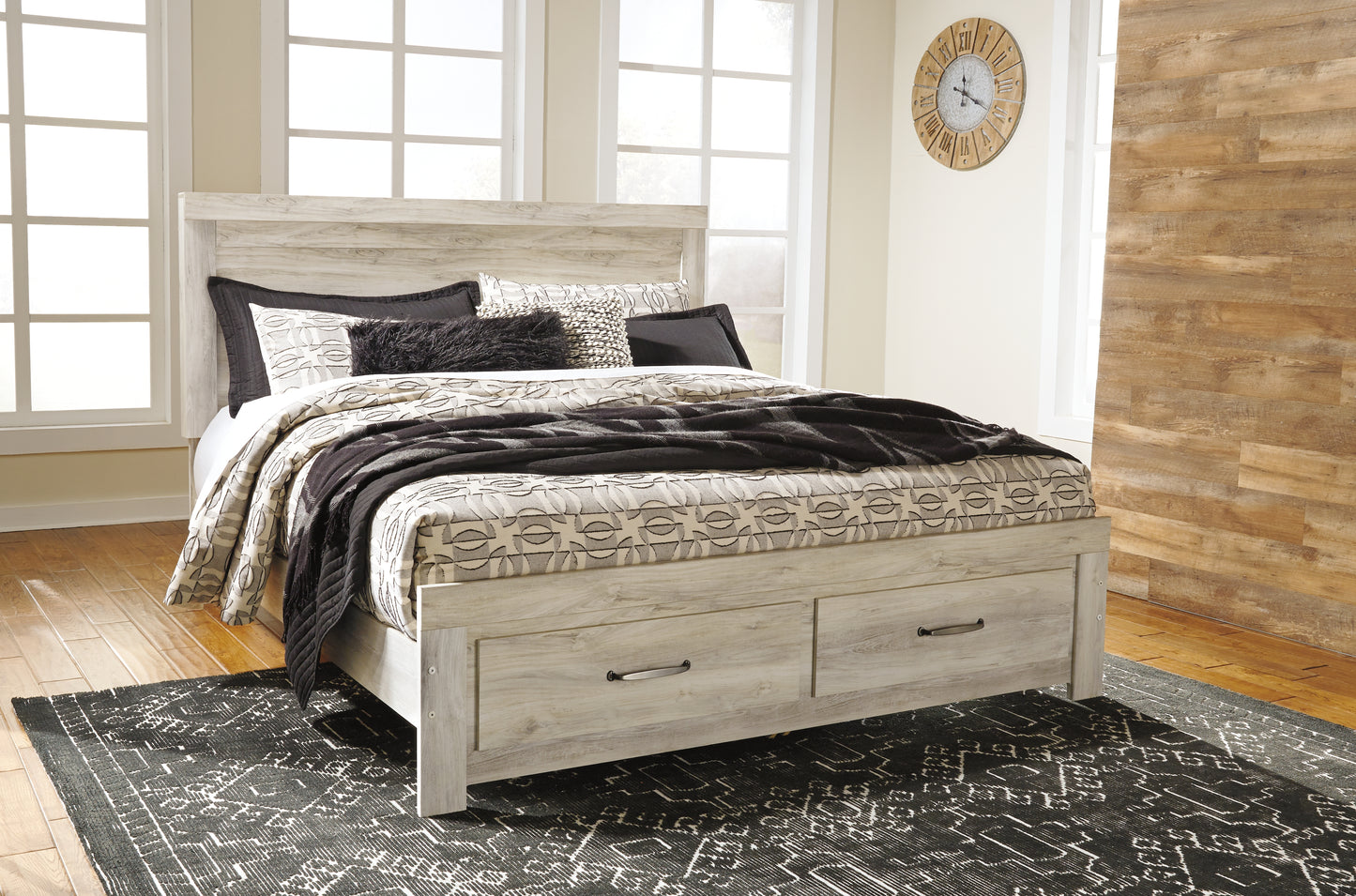 Cama Bellaby King con almacenamiento, tocador, espejo y dos mesitas de noche