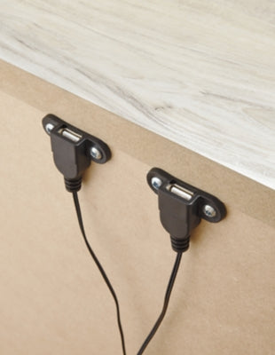 Cama Bellaby King con paneles, tocador, espejo y dos mesitas de noche