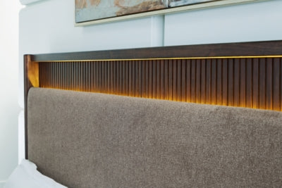 Cama tapizada con paneles Korestone King