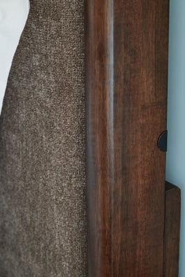 Cama tapizada con paneles Korestone King