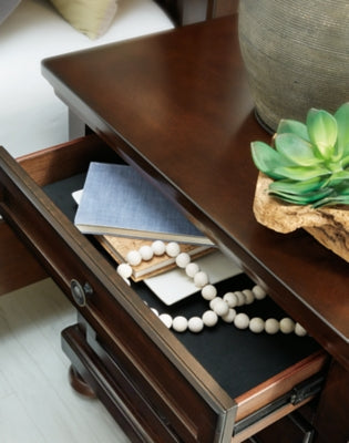 Cama Porter California King con paneles, tocador, espejo, cómoda y dos mesitas de noche