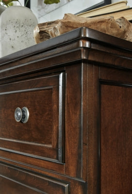 Cama Porter California King con paneles, tocador, espejo, cómoda y dos mesitas de noche