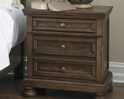 Cama Flynnter King con paneles, dos cómodas, espejo, cómoda y dos mesitas de noche