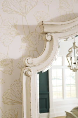 Cama Queen tapizada Realyn con paneles, tocador, espejo, cómoda y mesita de noche