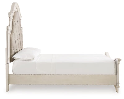 Cama Queen con paneles Realyn, cómoda, arcón y dos mesitas de noche