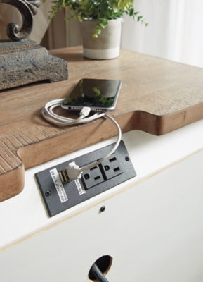 Cama King con paneles Realyn, cómoda y dos mesitas de noche