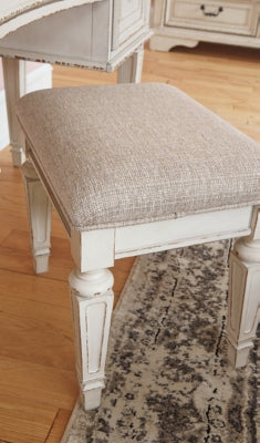 Cama King con paneles Realyn, tocador, espejo, cómoda, tocador y mesita de noche