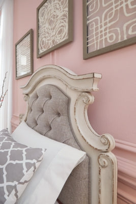 Cama, tocador, cómoda, mesita de noche y juego de tocador con paneles tapizados Realyn Queen