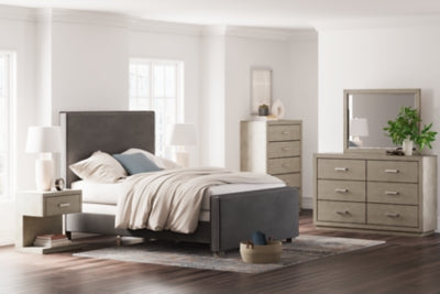 Cama Queen tapizada con paneles Krystanza