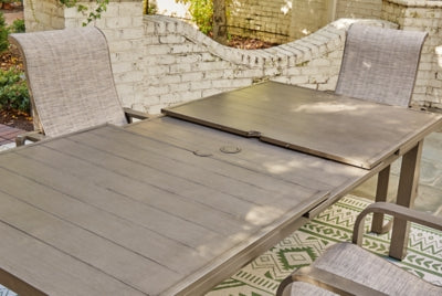 Mesa de comedor al aire libre frente a la playa