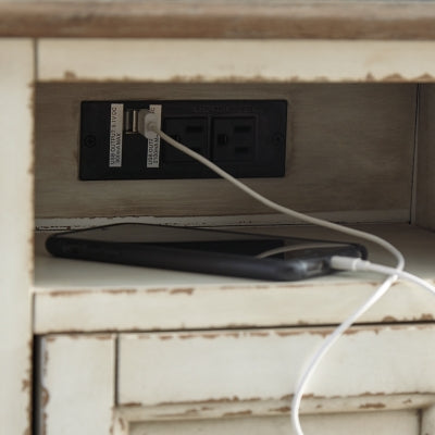 Mesa auxiliar Realyn Chairside