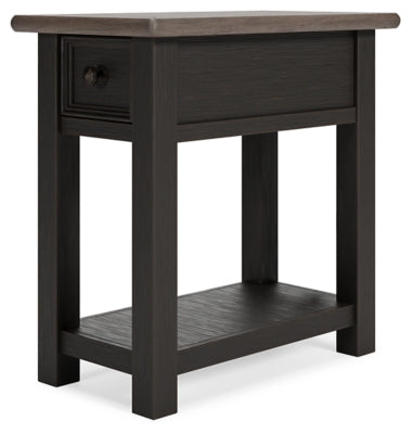 Mesa auxiliar junto a la silla Tyler Creek