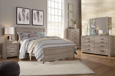 Cama Queen Culverbach con paneles, tocador, espejo, cómoda y dos mesitas de noche