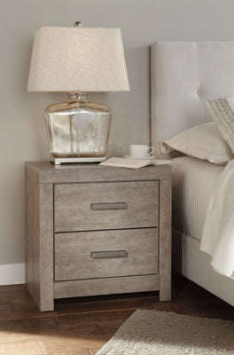 Cama Queen Culverbach con paneles, tocador, espejo y mesita de noche
