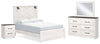 Cama Queen con paneles Gerridan, tocador, espejo y mesita de noche
