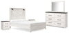 Cama Queen Gerridan con paneles, tocador, espejo y dos mesitas de noche