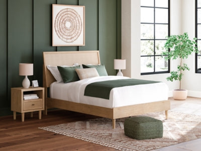 Cama Queen con paneles Cielden