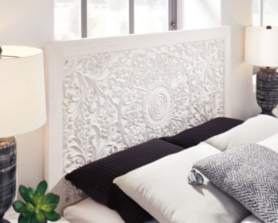 Cama Queen con paneles, cómoda y mesita de noche Paxberry
