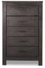 Cama King Brinxton con paneles, espejo, cómoda y dos mesitas de noche