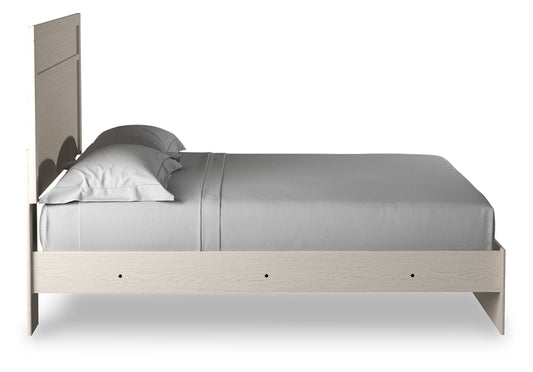 Cama King Stelsie con paneles, cómoda y mesita de noche