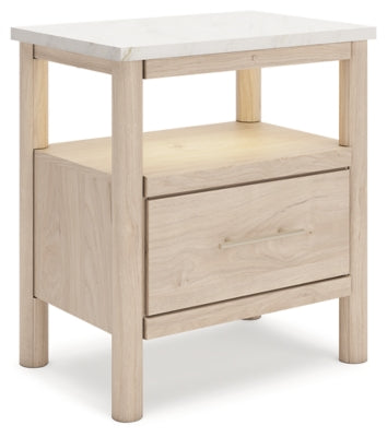 Cama Queen Cadmori con paneles tapizados, cómoda y mesita de noche
