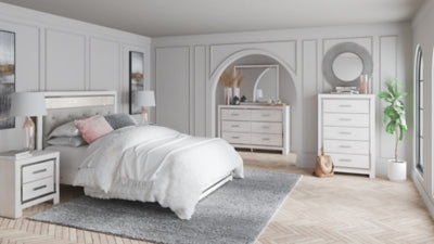 Cama Queen Altyra con paneles tapizados, tocador, espejo y cómoda