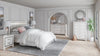 Cama Queen Altyra con paneles tapizados, tocador, espejo y cómoda