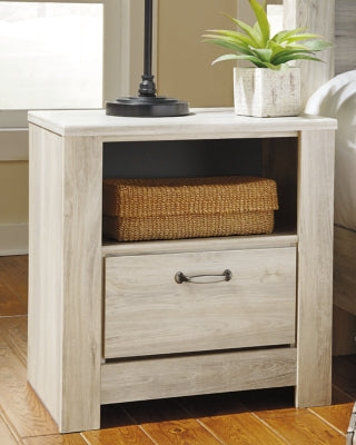 Cama Bellaby King con paneles, tocador, espejo, cómoda y dos mesitas de noche