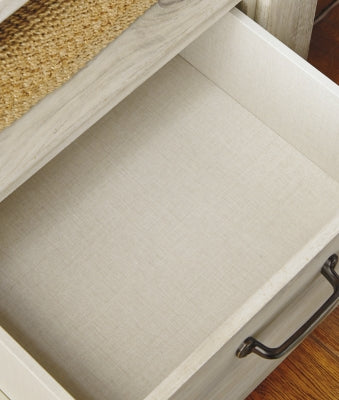 Cama Queen Bellaby con paneles, tocador, espejo, cómoda y dos mesitas de noche