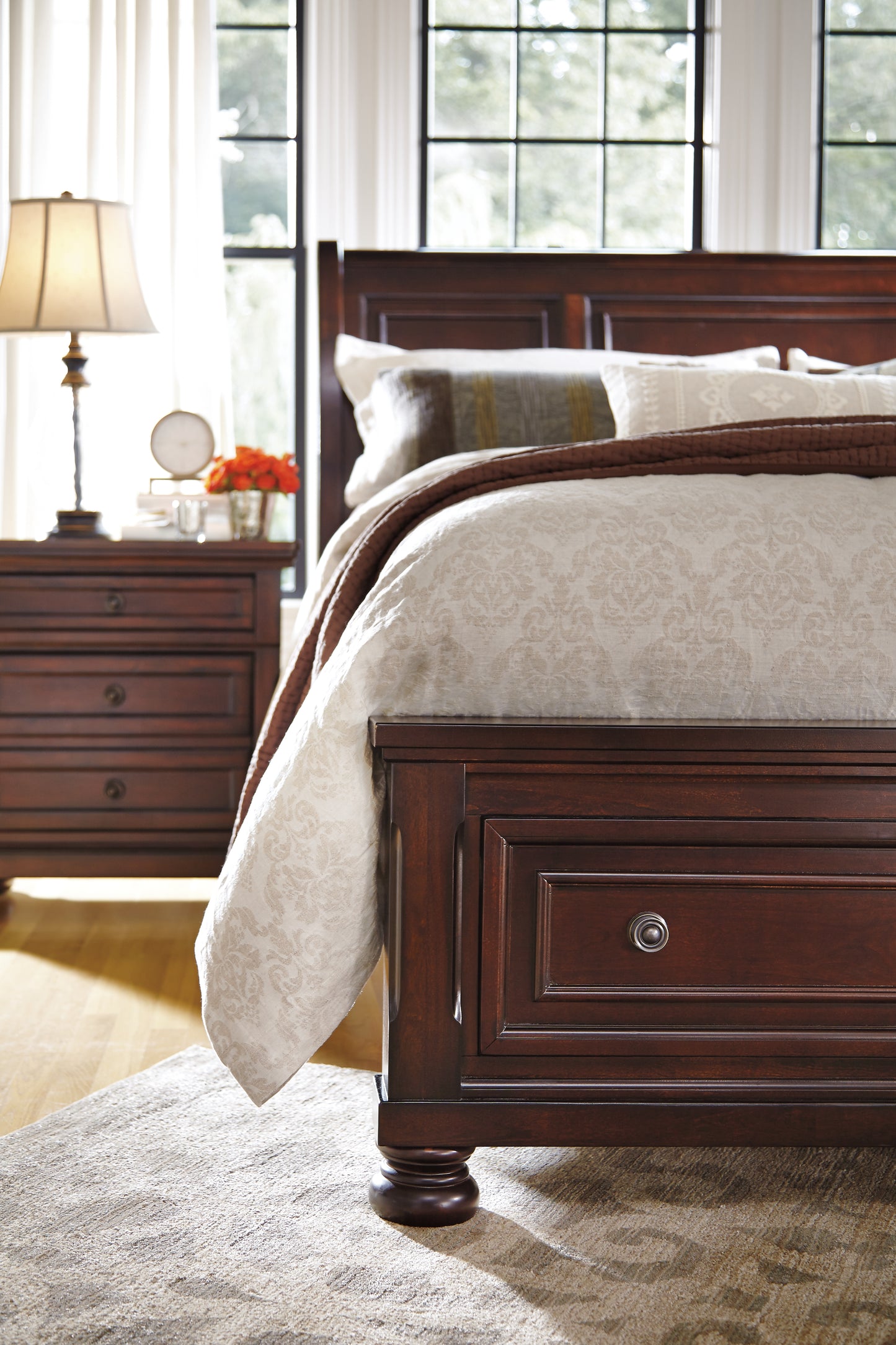 Cama tipo trineo Porter California King con almacenamiento