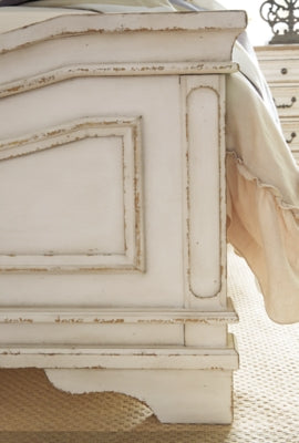 Cama Queen tapizada Realyn con paneles, tocador, espejo, cómoda y mesita de noche