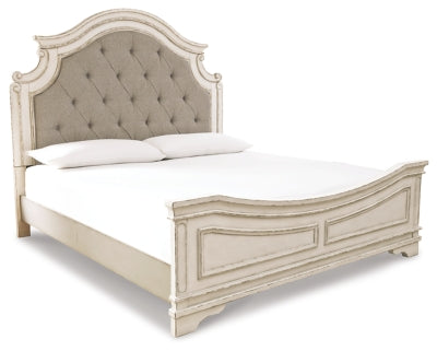 Cama tapizada con paneles Realyn King, tocador, espejo y cómoda