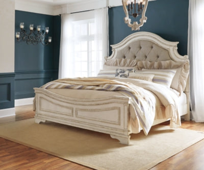 Cama King con paneles Realyn, tocador, espejo y dos mesitas de noche