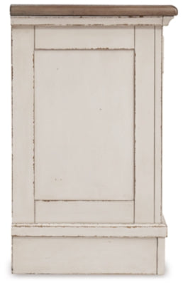 Realyn King Panel Bed, Dresser and 2 Nightstands