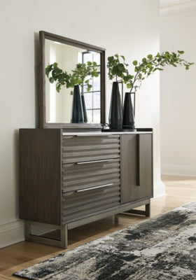Cama Arkenton King con paneles, cómoda y espejo