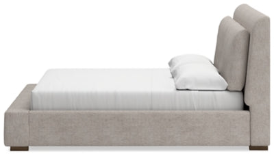 Cama tapizada Cabalynn King, cómoda y espejo