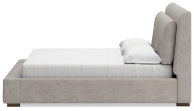 Cama tapizada Cabalynn California King, cómoda y espejo