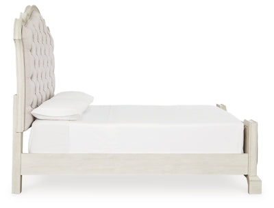Cama Queen Arlendyne con paneles tapizados y dos mesitas de noche