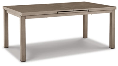 Mesa de comedor al aire libre frente a la playa
