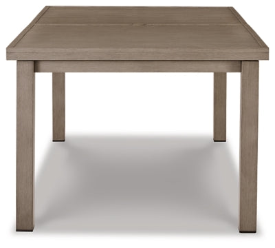 Mesa de comedor al aire libre frente a la playa
