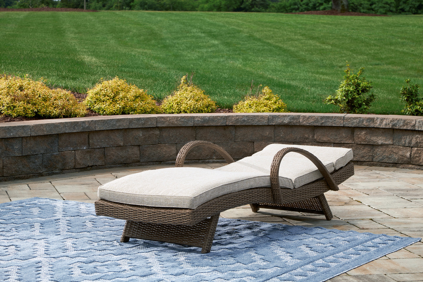 Chaise longue de exterior Beachcroft con cojín