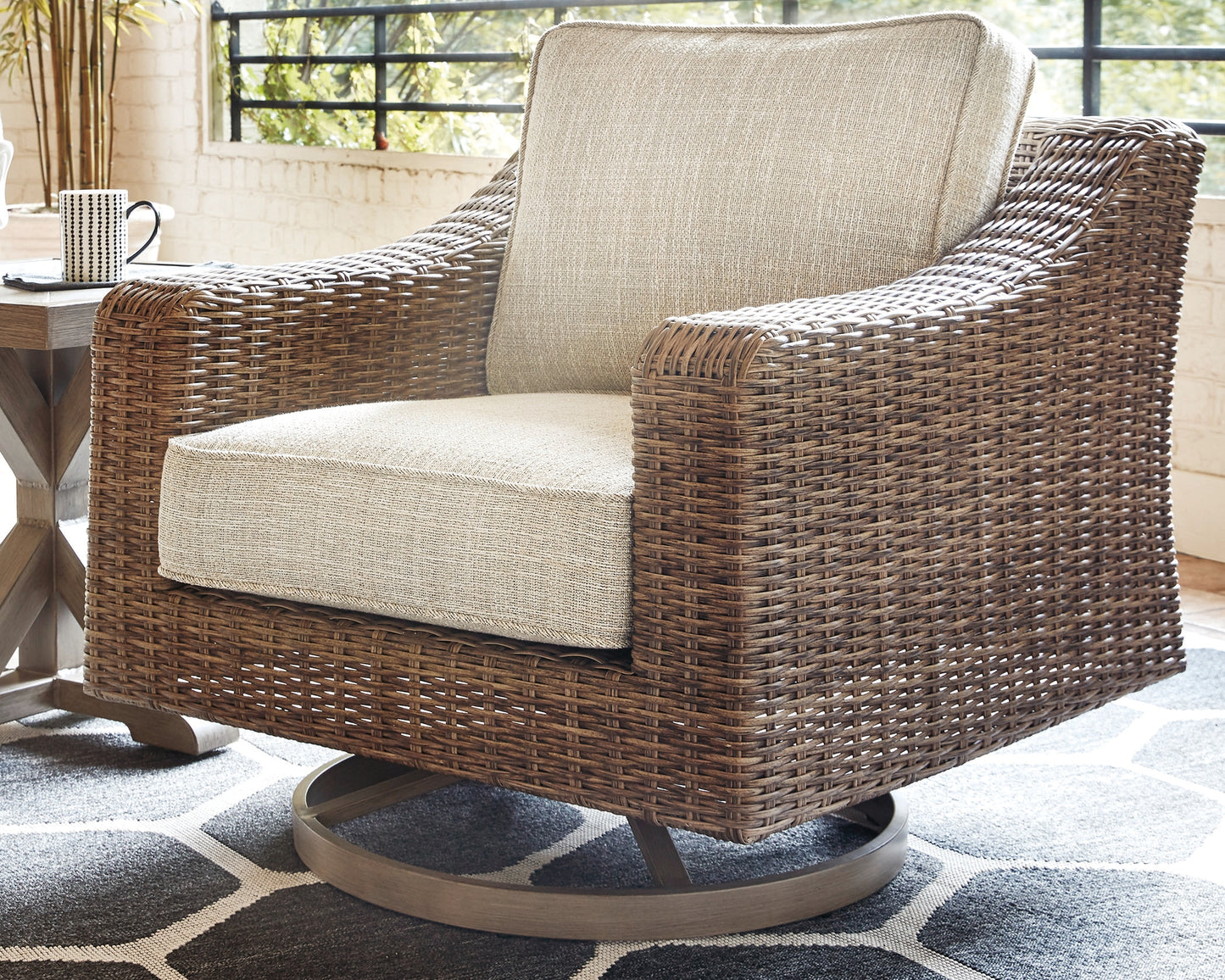 Sillón giratorio de exterior Beachcroft con cojín