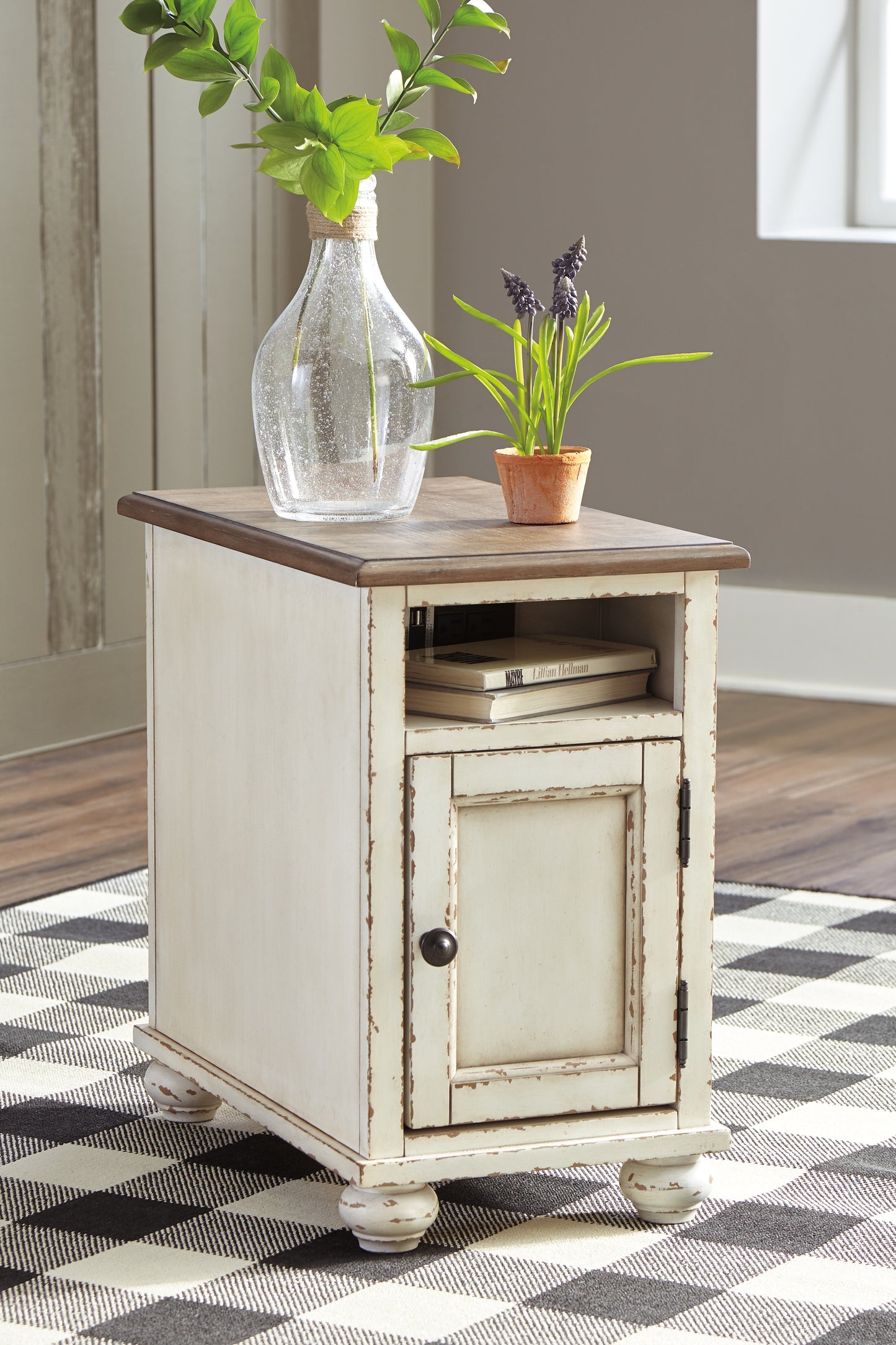 Mesa auxiliar Realyn Chairside